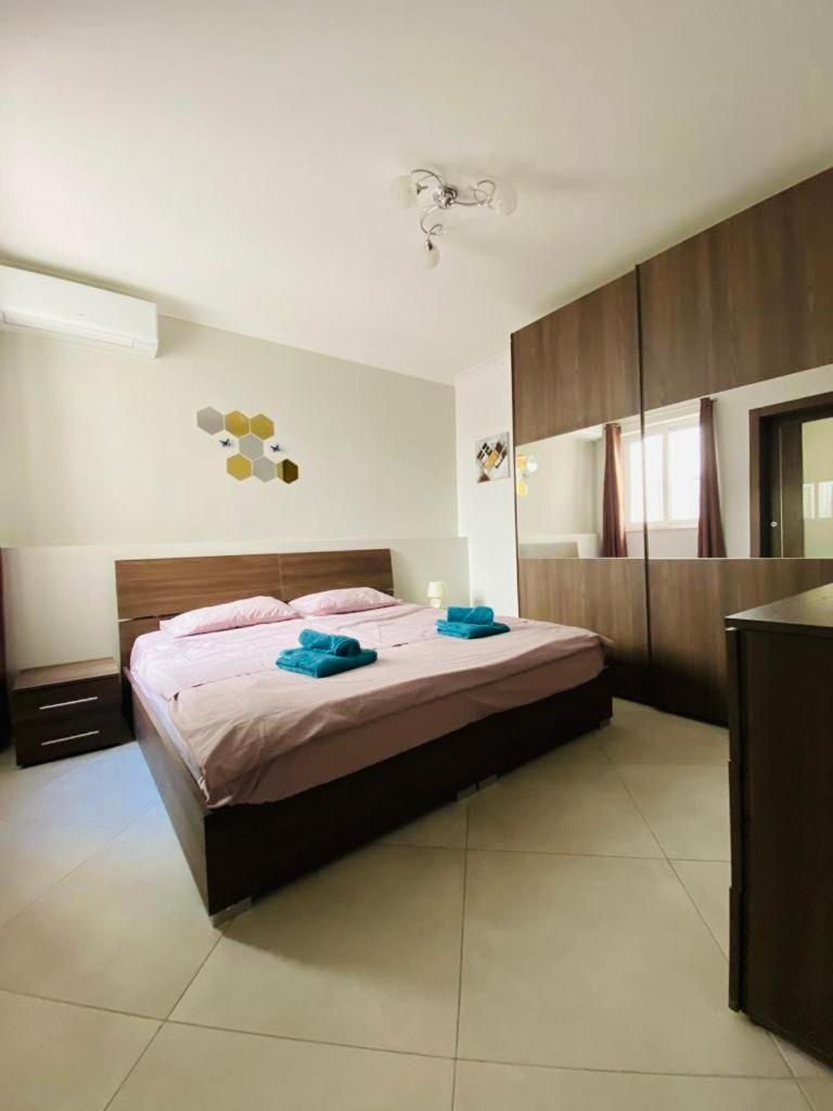 Mela Apartment 1 セント・ポールズ・ベイ エクステリア 写真