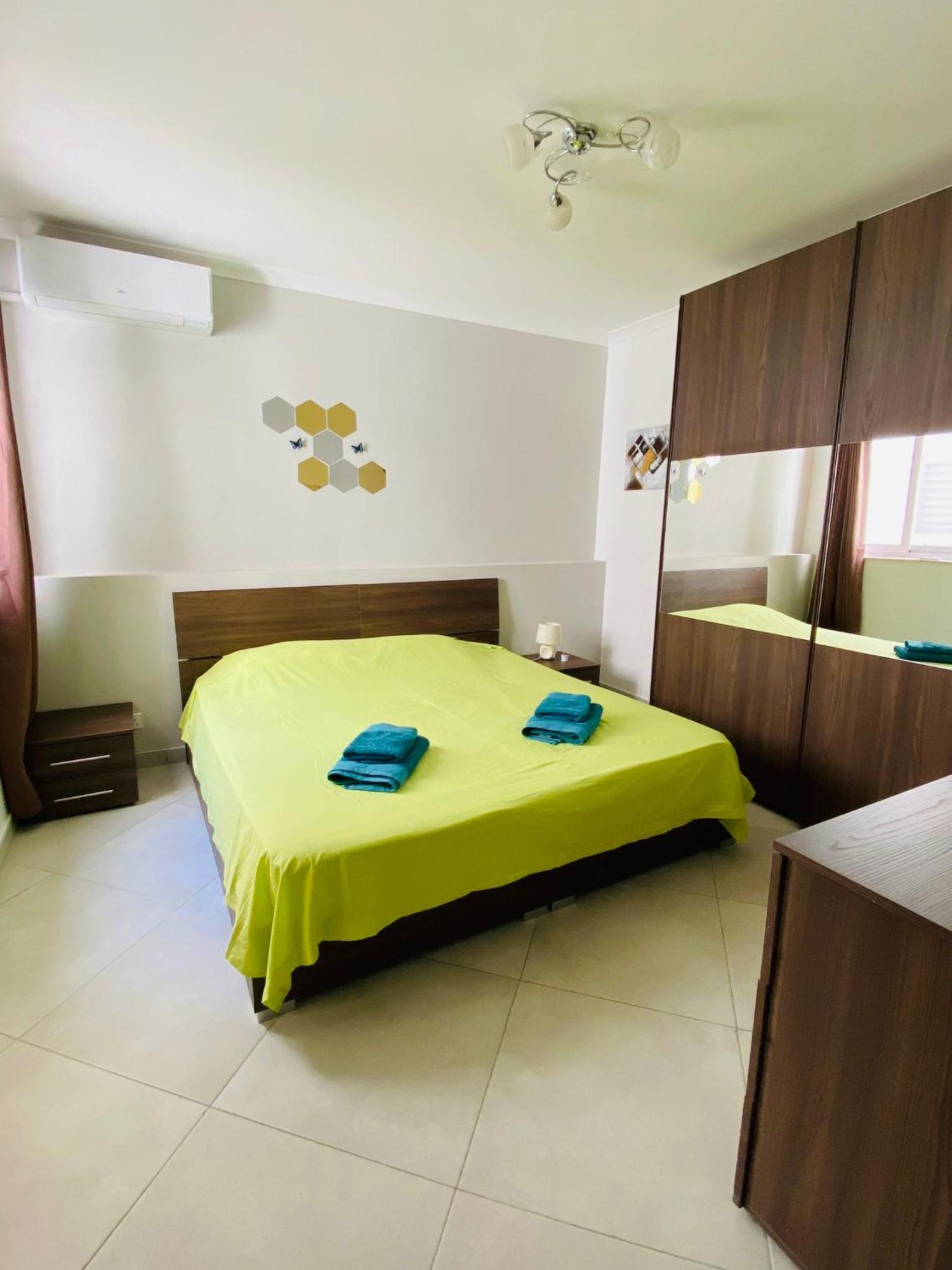 Mela Apartment 1 セント・ポールズ・ベイ エクステリア 写真